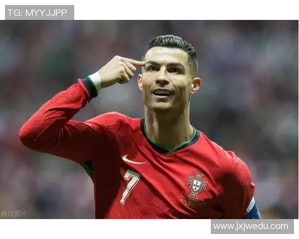 足球传奇:球星背后的辉煌历程与传奇故事解析 足球传奇:球星背后的辉煌历程与传奇故事解析