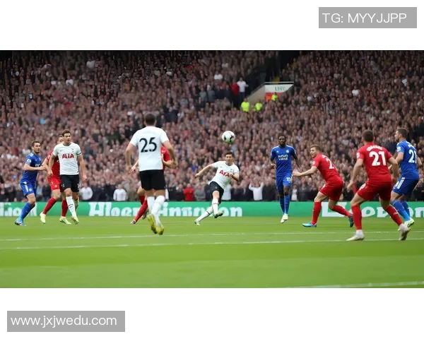 以足球场上频频与对手发生冲突而闻名的球星是谁