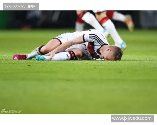 足球球星因拉伤痛苦倒地 现场视频揭示伤情严重性引发关注 足球球星因拉伤痛苦倒地 现场视频揭示伤情严重性引发关注